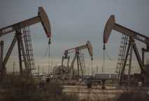 أسعار النفط تتراجع لأقل مستوياتها منذ شهر مارس 