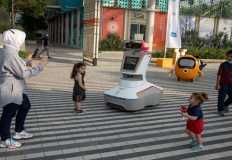الروبوتات ترافق زوار " إكسبو 2020 " في جولاتهم
