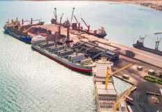 ميناء الأدبية يستقبل 3 أبراج " فائقة الحجم " لتقطير الغاز تمهيداَ لنقلها لمجمع غازات الصحراء الغربية
