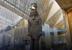 الشمس تحتجب عن وجه تمثال رمسيس الثاني بالمتحف المصري الكبير بسبب الغيوم