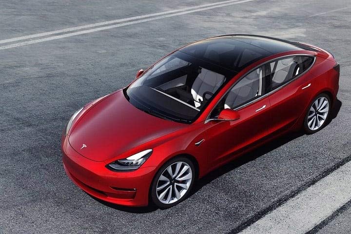 لعشاق السيارات الكهربائية الآن يمكن لسيارات تسلا قيادة نفسها 