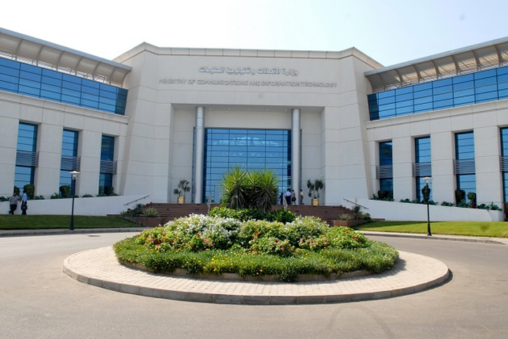 "الاتصالات" توقع اتفاقية تعاون مع غرفة المنشآت الفندقية لرفع كفاءة البنية التحتية بالقرى السياحية