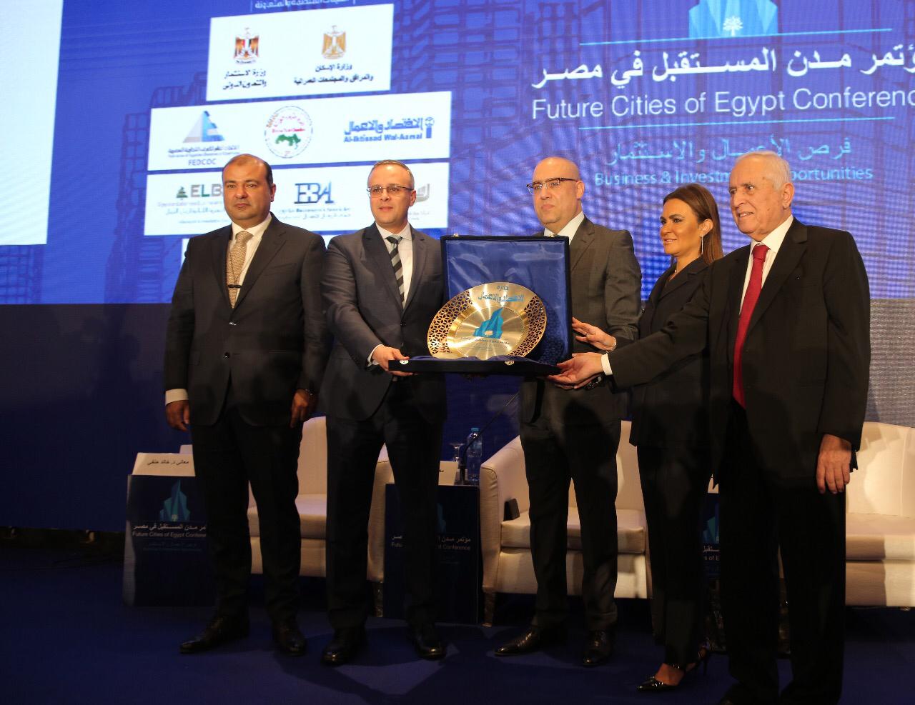 رئيس الوزراء يكرم مجموعة طلعت مصطفى