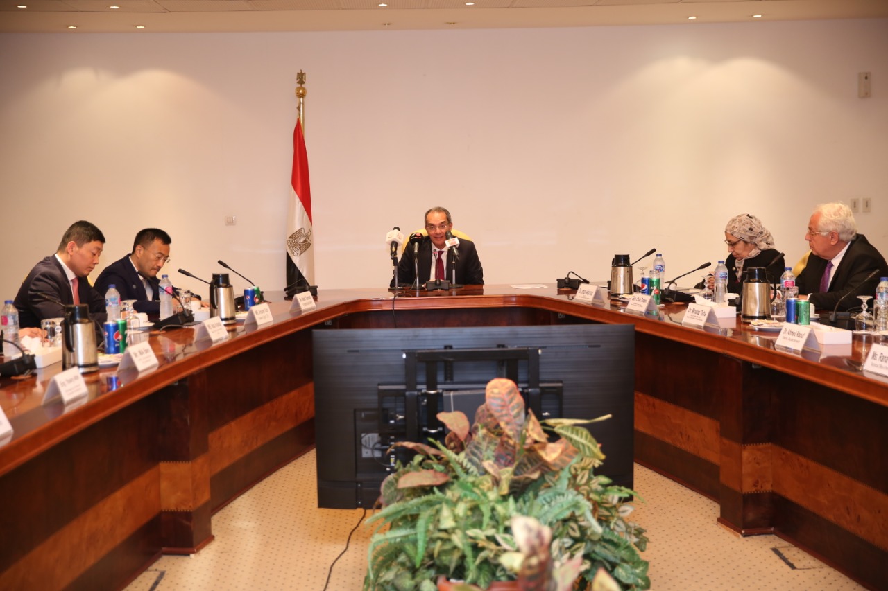 وزير الاتصالات يلتقي رؤساء وحدات نظم المعلومات الحكومية المقرر انتقالها للعاصمة الجديدة