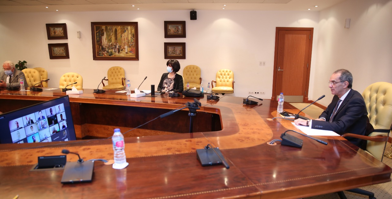 وزير الاتصالات يشهد  إطلاق أول برنامج للتدريب على تقنيات الذكاء الاصطناعي بجامعة أسوان