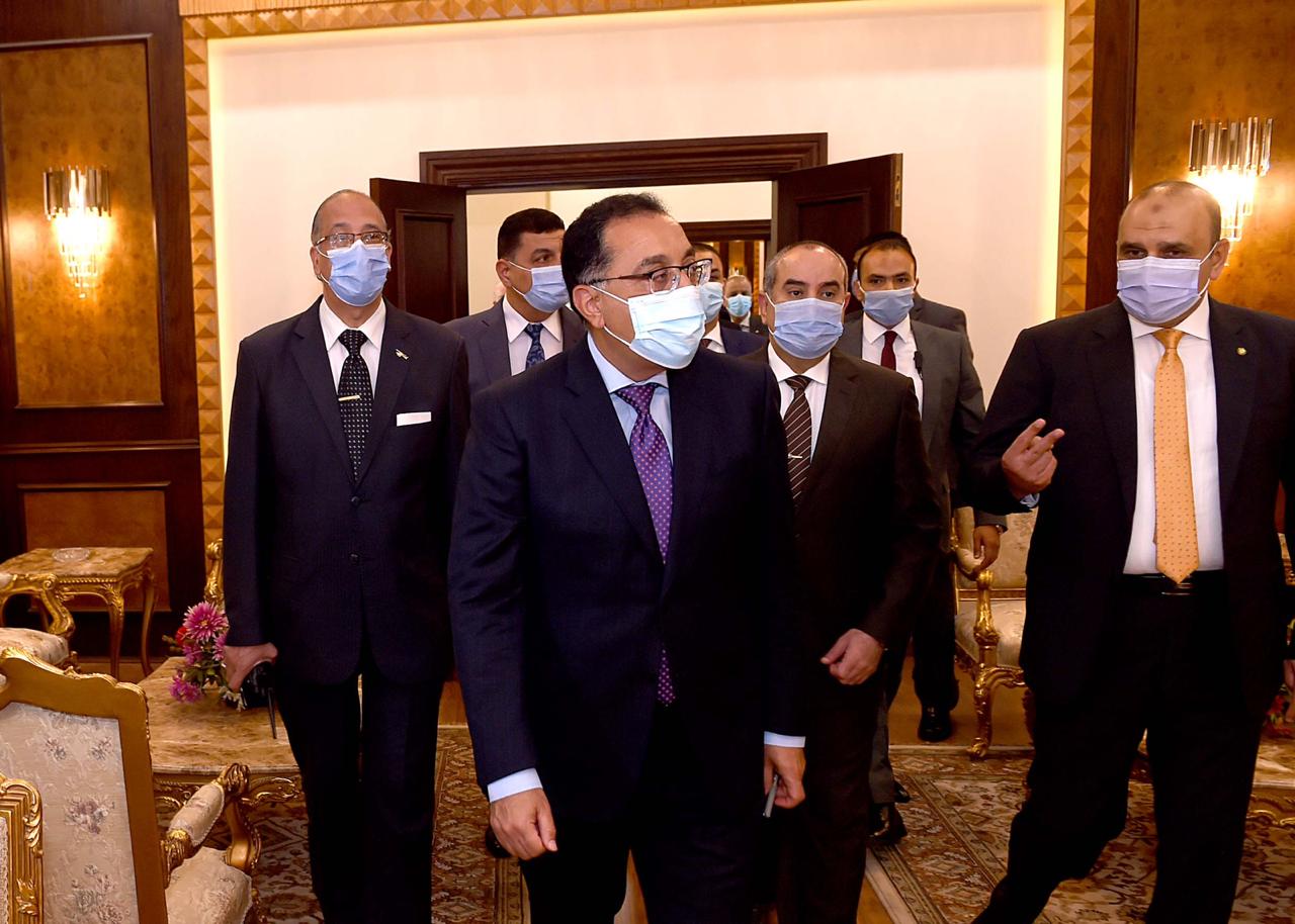 بالصور ..رئيس الوزراء يفتتح أعمال تطوير صالة كبار الزوار(27) بمطار القاهرة الدولى