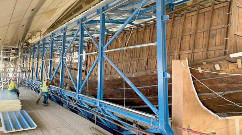 وزارة الأثار تبدأ عمليات ترميم مركب خوفو عقب نجاح عملية نقله للمتحف المصري الكبير