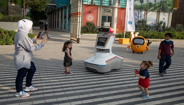 الروبوتات ترافق زوار " إكسبو 2020 " في جولاتهم