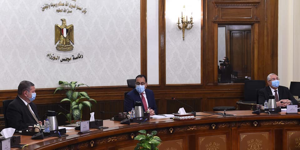 رئيس الوزراء يطلع على نتائج تجربة زراعة القطن قصير التيلة  بشرق العوينات