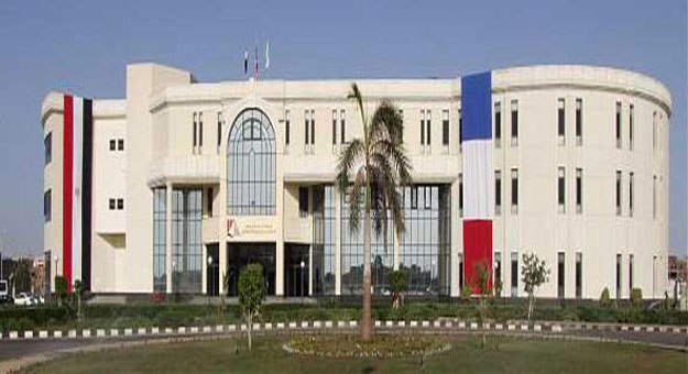 "تنمية الشروق" تُسلم الجامعة الفرنسية قطعة أرض بمساحة 30 فدانًا