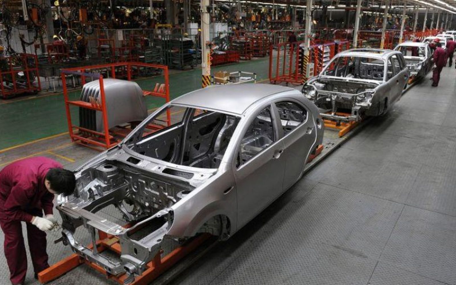 خبراء: استراتيجية صناعة السيارات خطوة مهمة نحو توطين وتعميق الصناعة الوطنية والحد من الواردات