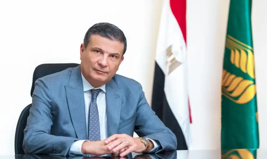 وزير الزراعة يفتتح منفذ للسلع الغذائية.. ويتفقد قافلة بيطرية لدعم المربين بالدقهلية