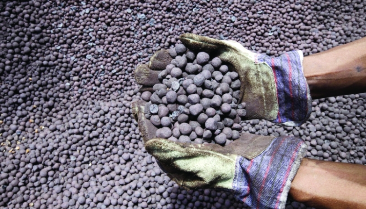 بحثًا عن الدولار  .. أسعار الحديد تتجاهل التراجع عالميا