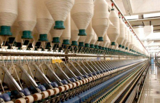 تشغيل 3000 عامل.. تحويل مصنع غزل مغلق لسنوات بالفيوم إلى مجمع للملابس الجاهزة