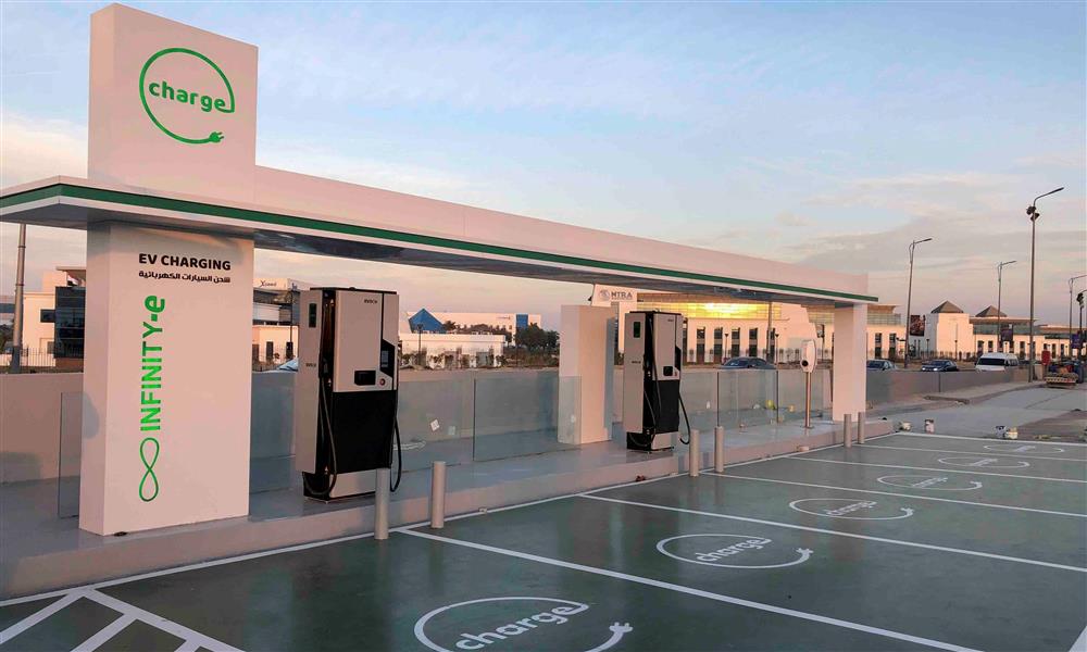 "انفينيتي" تتولى عمليات تركيب وحدات شحن للسيارات الكهربائية بمشروعات "المطورون العرب"