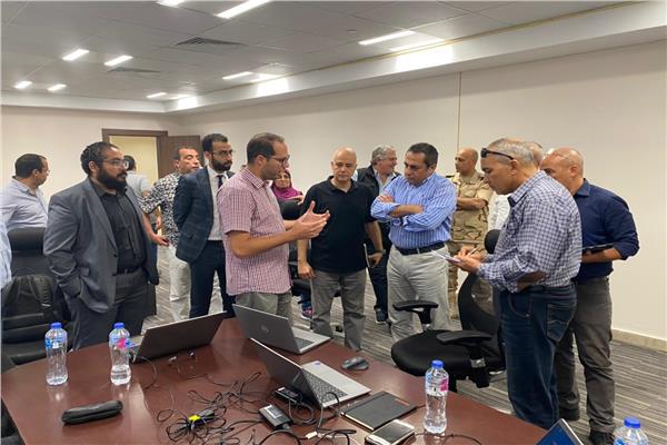 رئيس العاصمة الإدارية الجديد يبدأ أولى جولاته بمركز التحكم الأمني