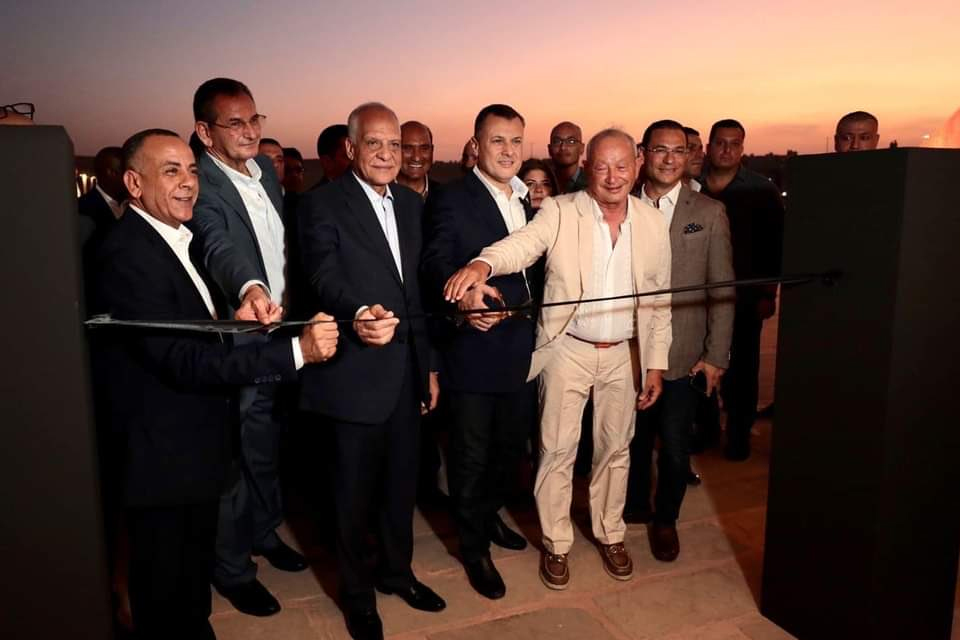 بحضور وزيرا السياحة والخارجية .. نجيب ساويرس يفتتح المرحلة الأولى لمشروع تطوير خدمات الزائرين لمنطقة الأهرامات