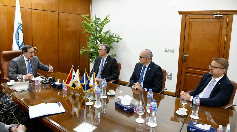 البترول تبحث مع توتال التوسع في مصر في مجال تسويق وتوزيع المنتجات البترولية