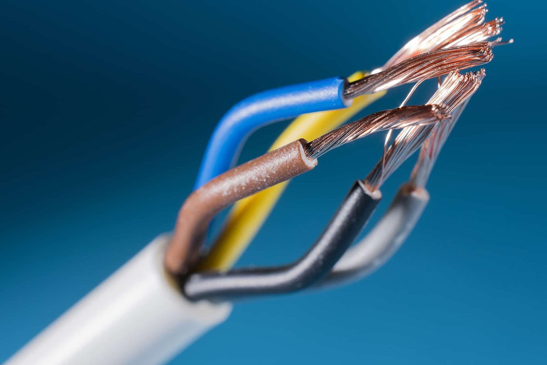 البحيرة لتوزيع الكهرباء تتعاقد مع 4 شركات لتوريد وتركيب 2000 كيلو متر كابلات