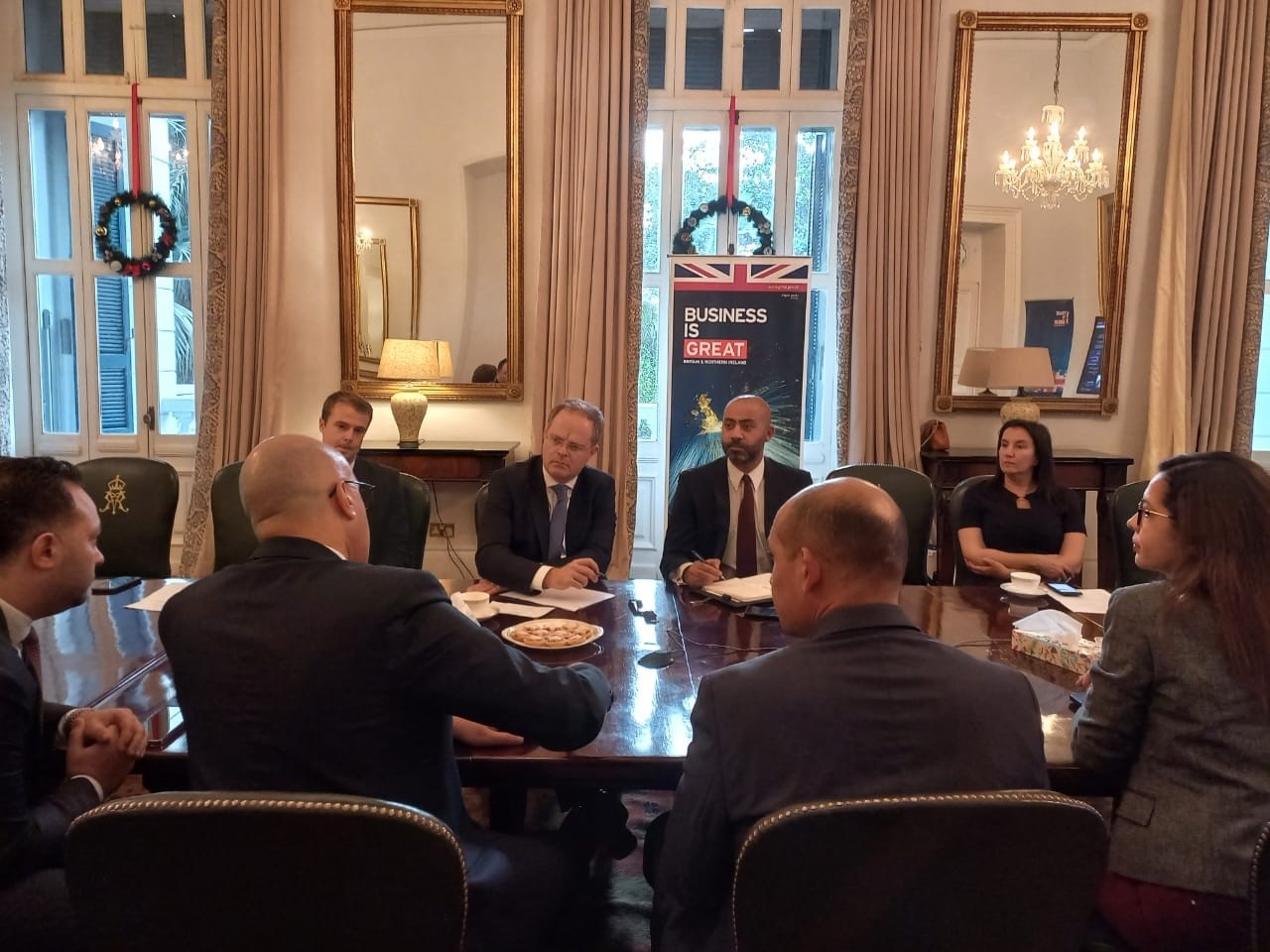 مستثمرون بريطانيون يبدون اهتماما بقطاعي الصحة والطاقة المتجددة في مصر