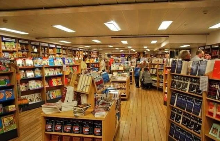 أكثر من 10 آلاف شخص زاروا مكتبة "لوجوس هوب" العائمة ببورسعيد