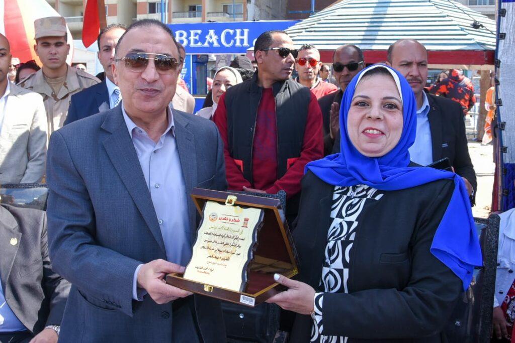 محافظ الإسكندرية يكرم صاحبة فكرة مبادرة “رؤية” لدمج المكفوفين