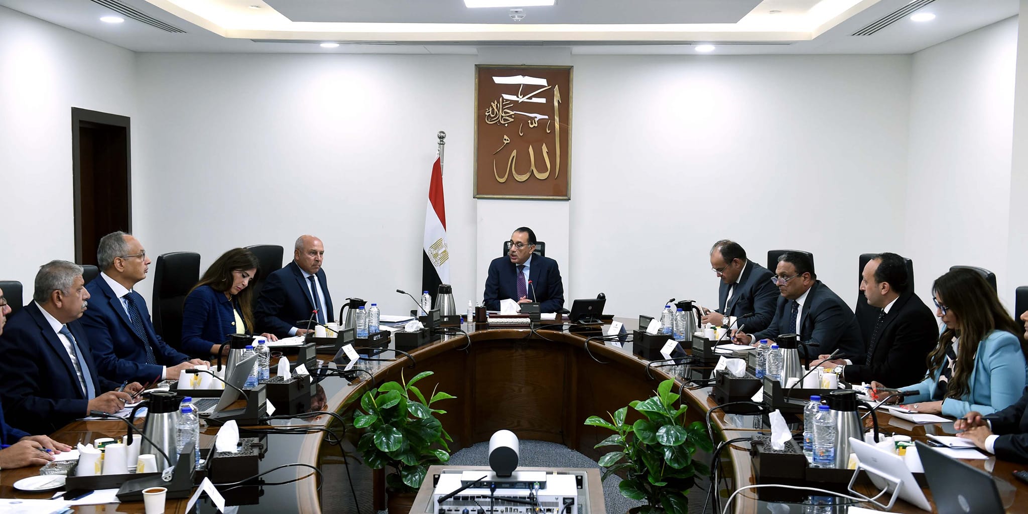 "مدبولي" يتابع موقف المجمعات الصناعية من مقر الحكومة بالعلمين الجديدة.. وإنشاء 17 مجمعًا حتى الآن