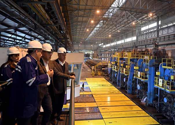 "حديد عز" تستعرض خطتها المستقبلية خلال زيارة لـ"مدبولي"