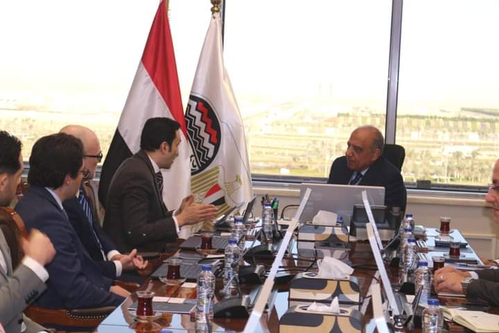 وزير "الأعمال" يبحث مع "سكاتك" النرويجية إنشاء محطة شمسية لتشغيل مجمع ألومينيوم نجع حمادي