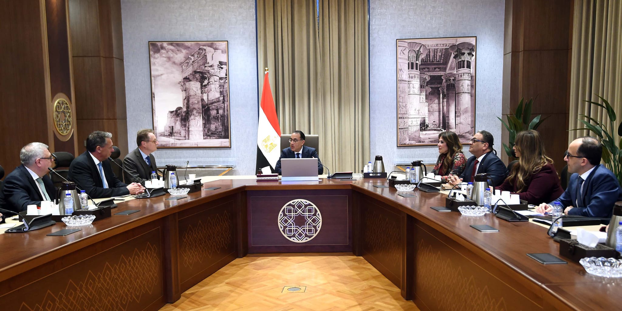 مرسيدس بنز تبحث فرص الاستثمار في السيارات الكهربائية بمصر