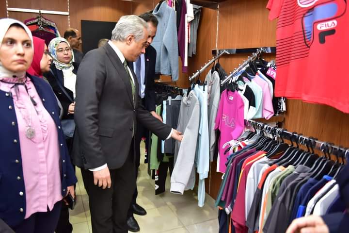 وزير العمل يتفقد شركة الفاتكتستايل للملابس الجاهزة