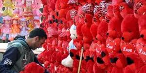 المصريون في انتظار "تعويم الجنيه" .. أزمة الاقتصاد تلقي بظلالها على "الفلانتين داي"