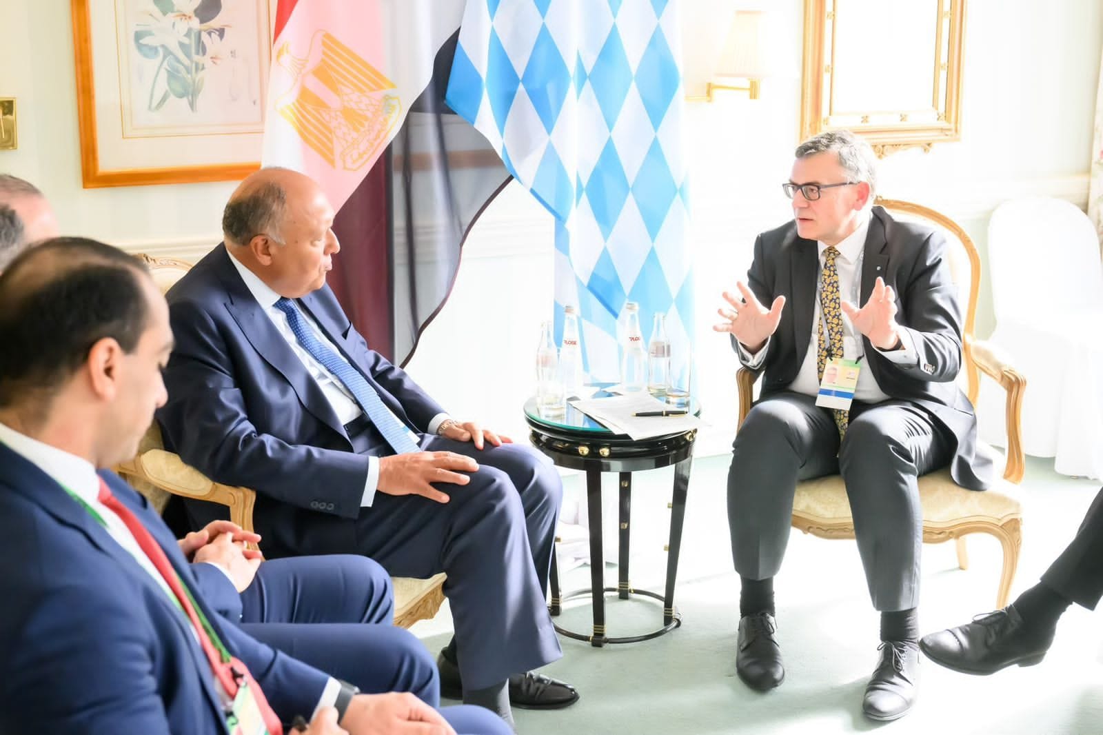 مصر وولاية بافاريا الألمانية تبحثان تعزيز التعاون في صناعات السيارات والاتصالات