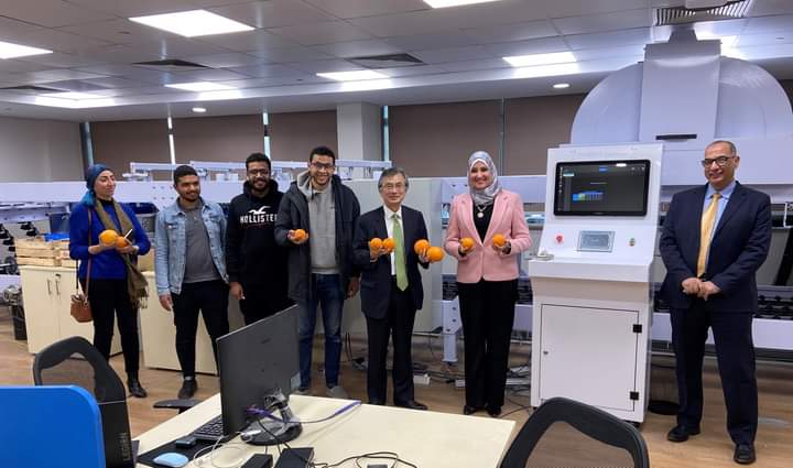 سفير اليابان يتفقد اختراعات مصرية في معهد الإلكترونيات