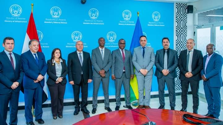 بعد تنزانيا .. الوزير يبحث في كيجالي إنشاء مناطق لوجيستية في رواندا