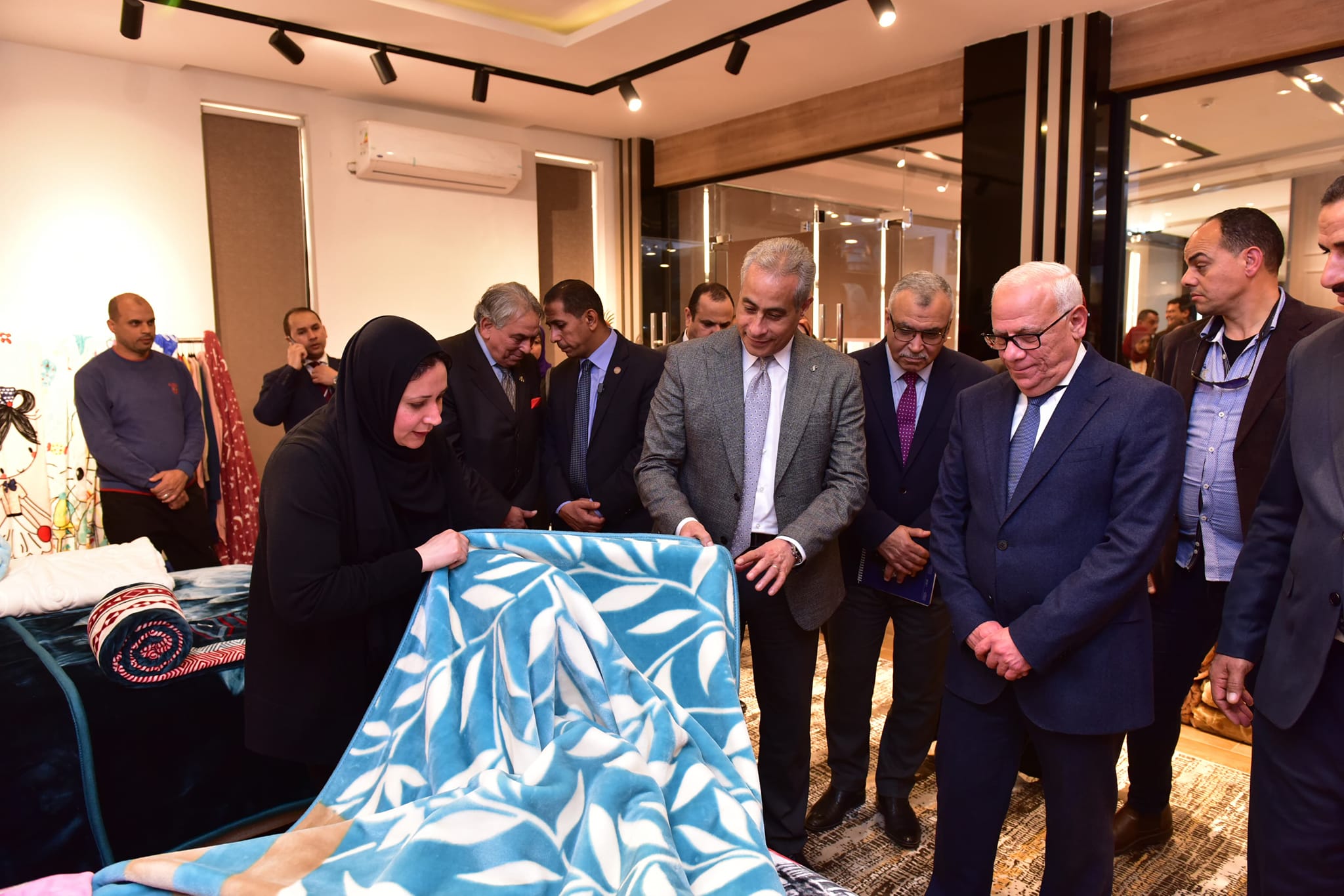 وزير العمل يزور مصنعي ستايلر للبطاطين وكابسي للدهانات في بورسعيد