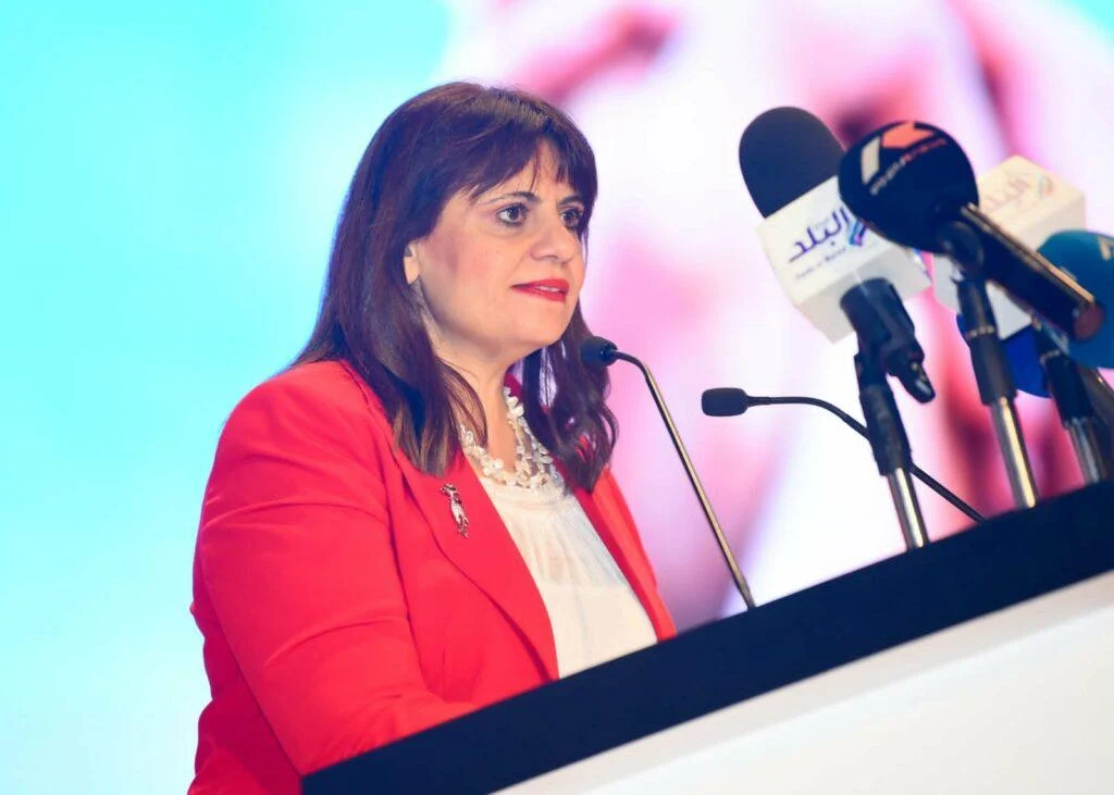 "الهجرة" تتدخل لحل عقبات مبادرة "سيارات المصريين بالخارج"