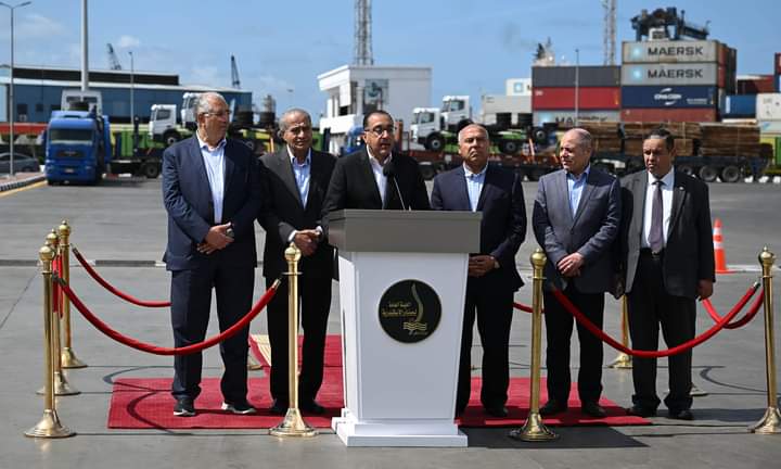 مدبولي من ميناء الإسكندرية: الضرب بيد من حديد على شبكات السوق السوداء للعملة