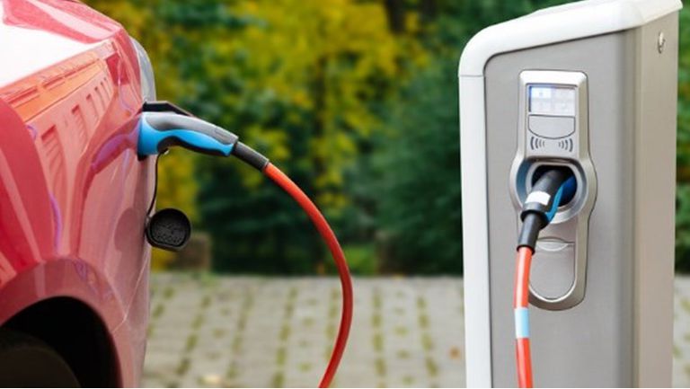 تراجع تراخيص السيارات الكهربائية خلال شهر فبراير