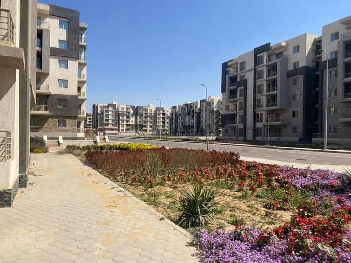 الإسكان : زيادة معدلات العمل في مشروعات الطرق بالمدن الجديدة في رمضان