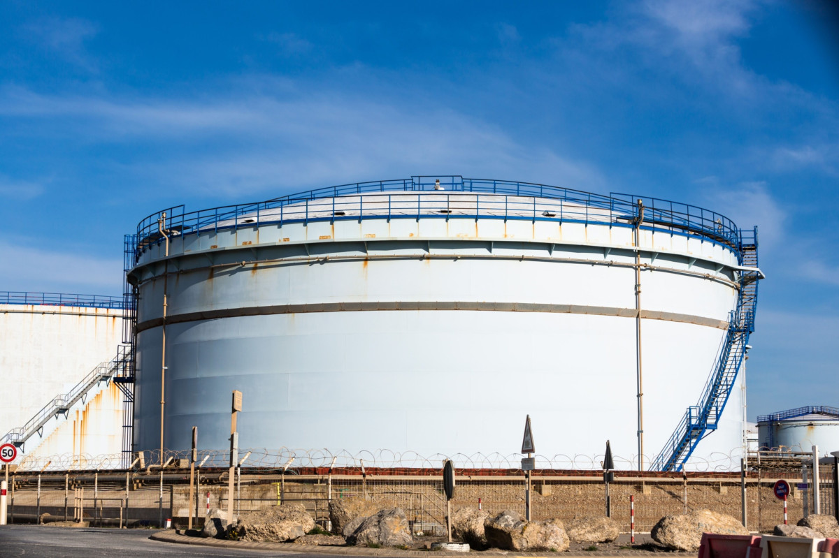 نقص الخام الروسي وقيود "أوبك+" يدفع أسعار النفط للصعود