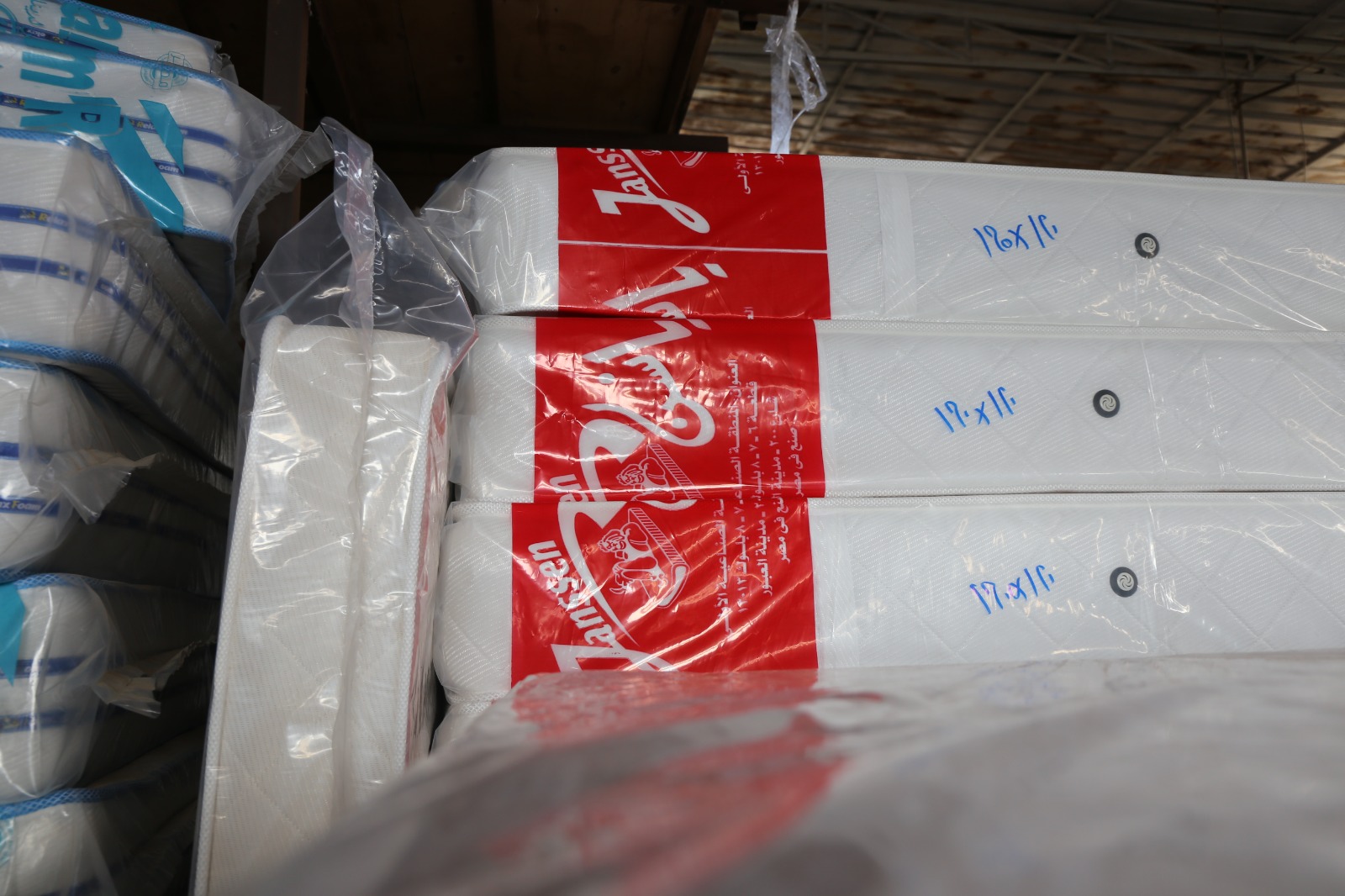 حماية المستهلك يشن حملة على ورش لتصنيع مراتب مقلدة لعلامات تجارية شهيرة