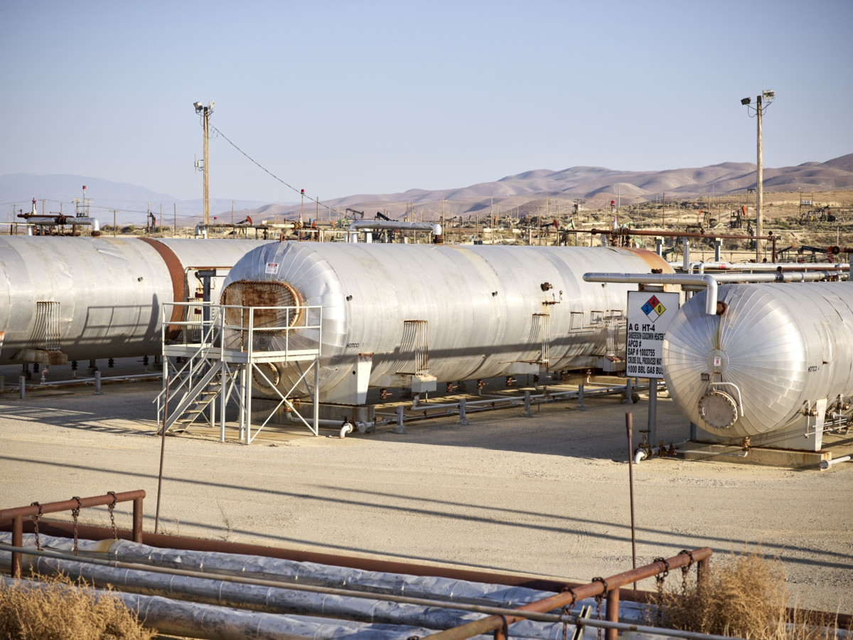 ارتفاع مخزون النفط الأمريكي يدفع الأسعار للهبوط