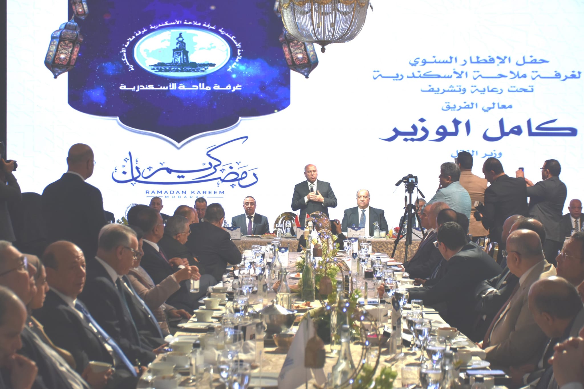 الوزير يدعو رجال الأعمال إلى الاستثمار في قطاع النقل البحري