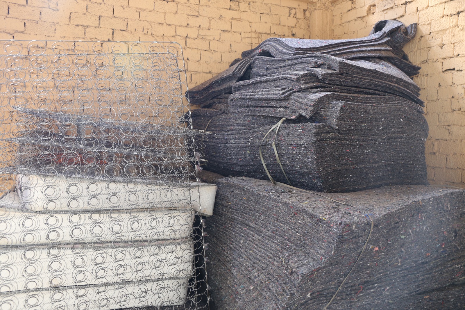 بيان هام من حماية المستهلك بشأن ضبط مصانع للمراتب المقلدة في الجيزة