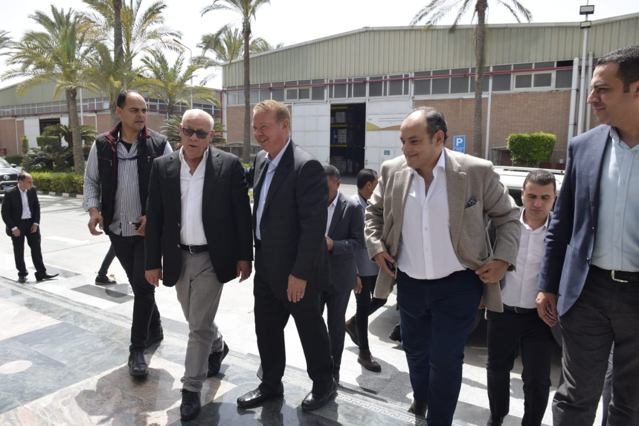 وزير التجارة يشيد بجودة منتجات مصنع كابسي للدهانات ببورسعيد