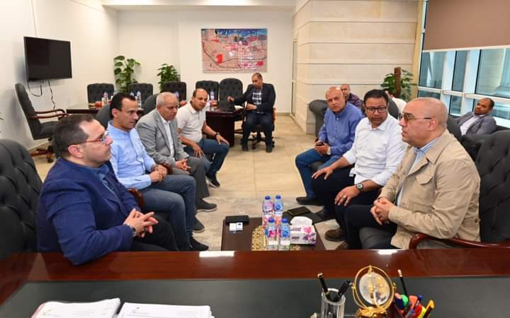 الإسكان تتابع معدلات إنجاز مشروعات العلمين الجديدة