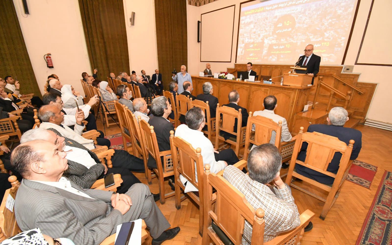 وزير الإسكان: البناء العشوائى التهم 490 ألف فدان زراعي ما بين 1985-2014