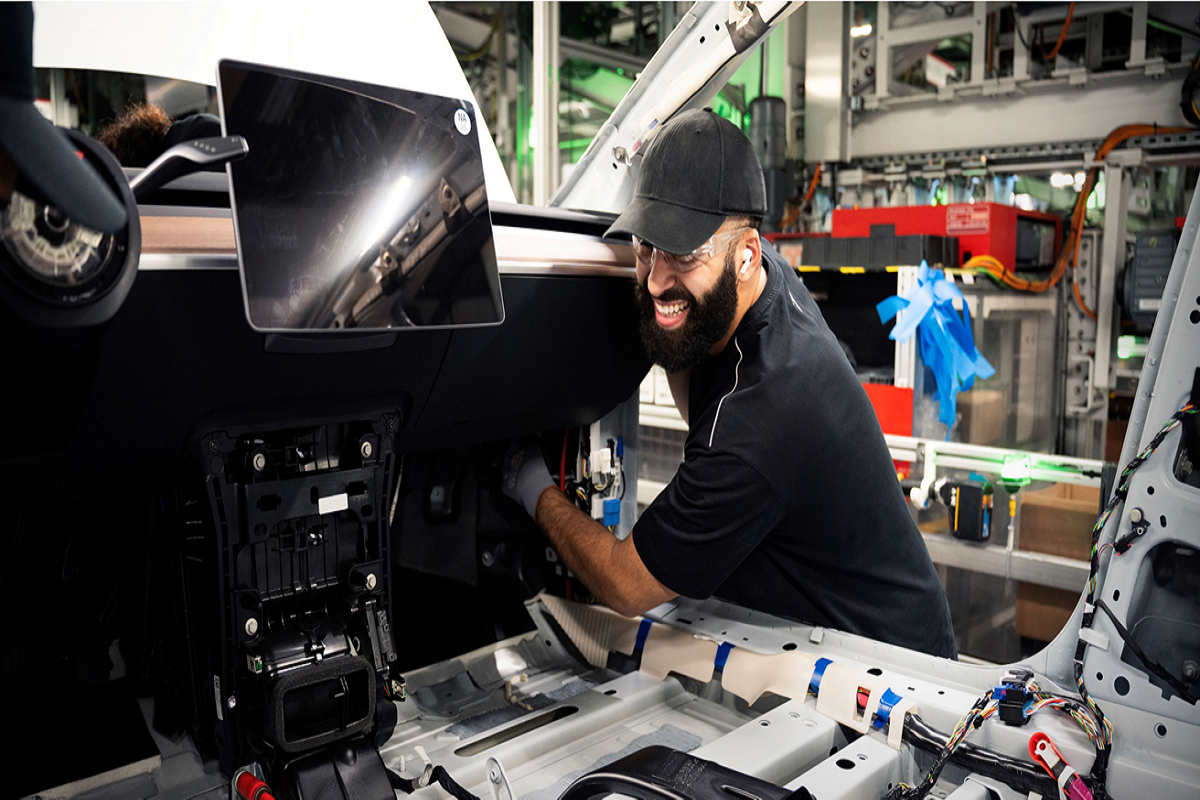 توقعات بوصول إجمالي مبيعات السيارات الكهربائية إلى 17 مليون سيارة