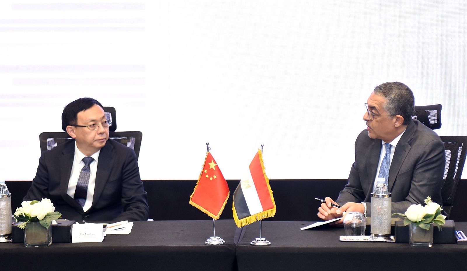 رئيس هيئة الاستثمار يلتقى وفد المجلس الصيني للمنسوجات والملابس الجاهزة